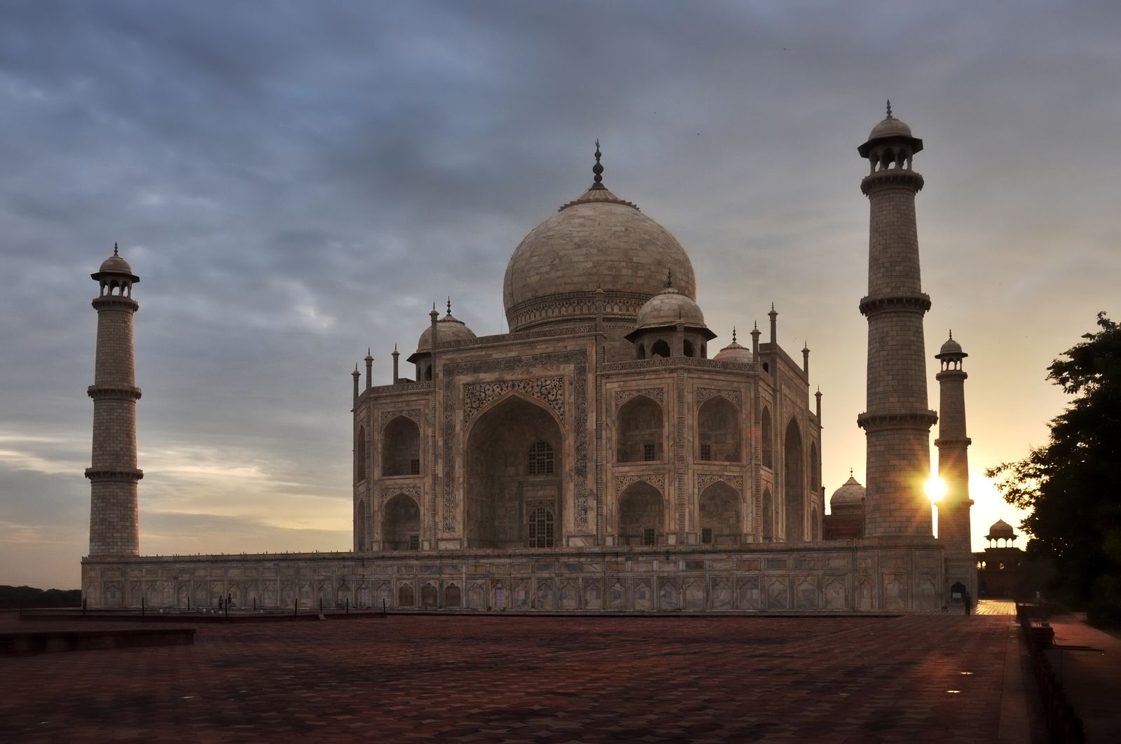 The white marble dome and minarets of the Taj Mahal in the soft light of sunrise