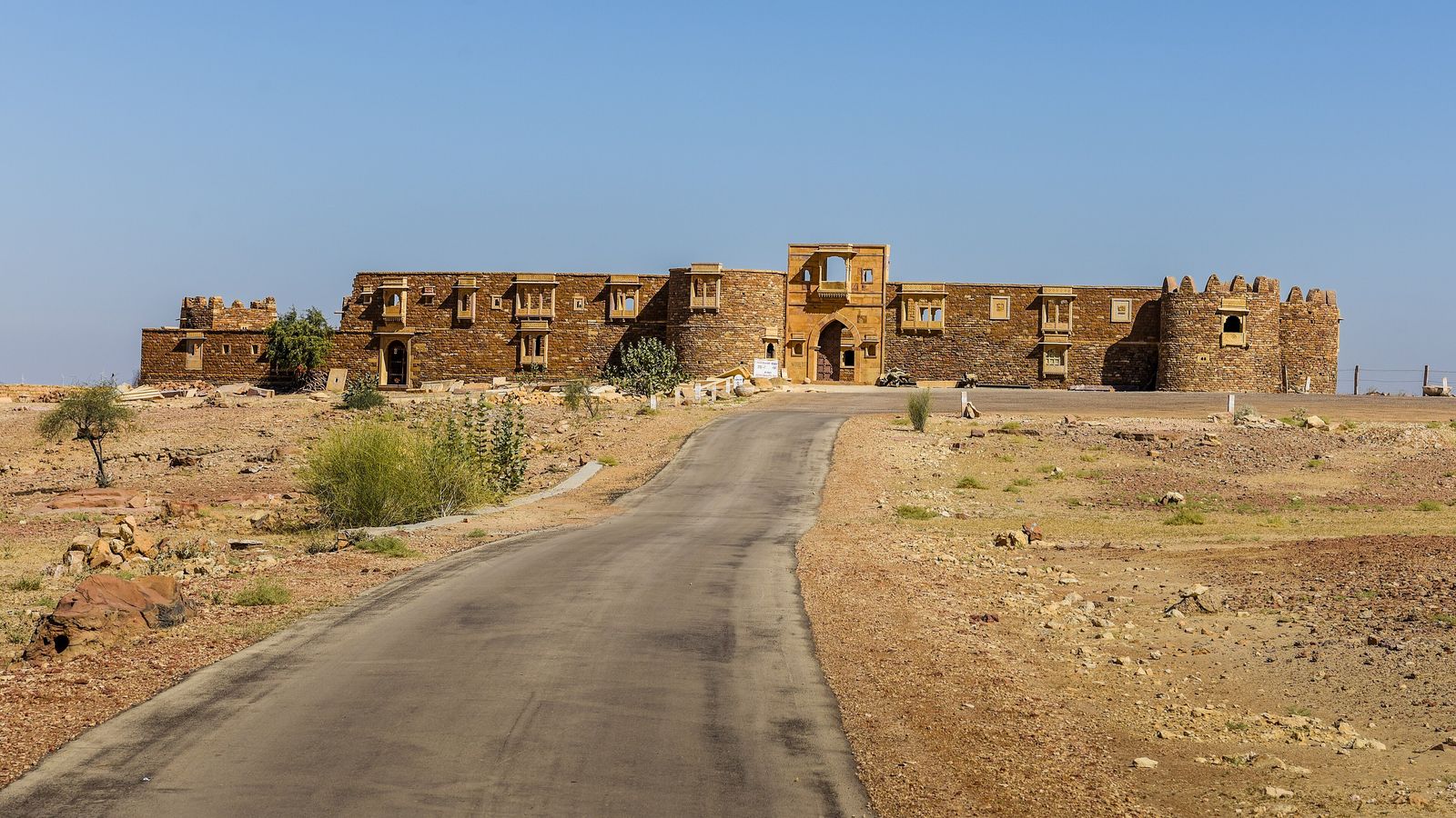 The ruined walls of Khaba Fort overlooking the abandoned Paliwal village of Khaba in the Thar