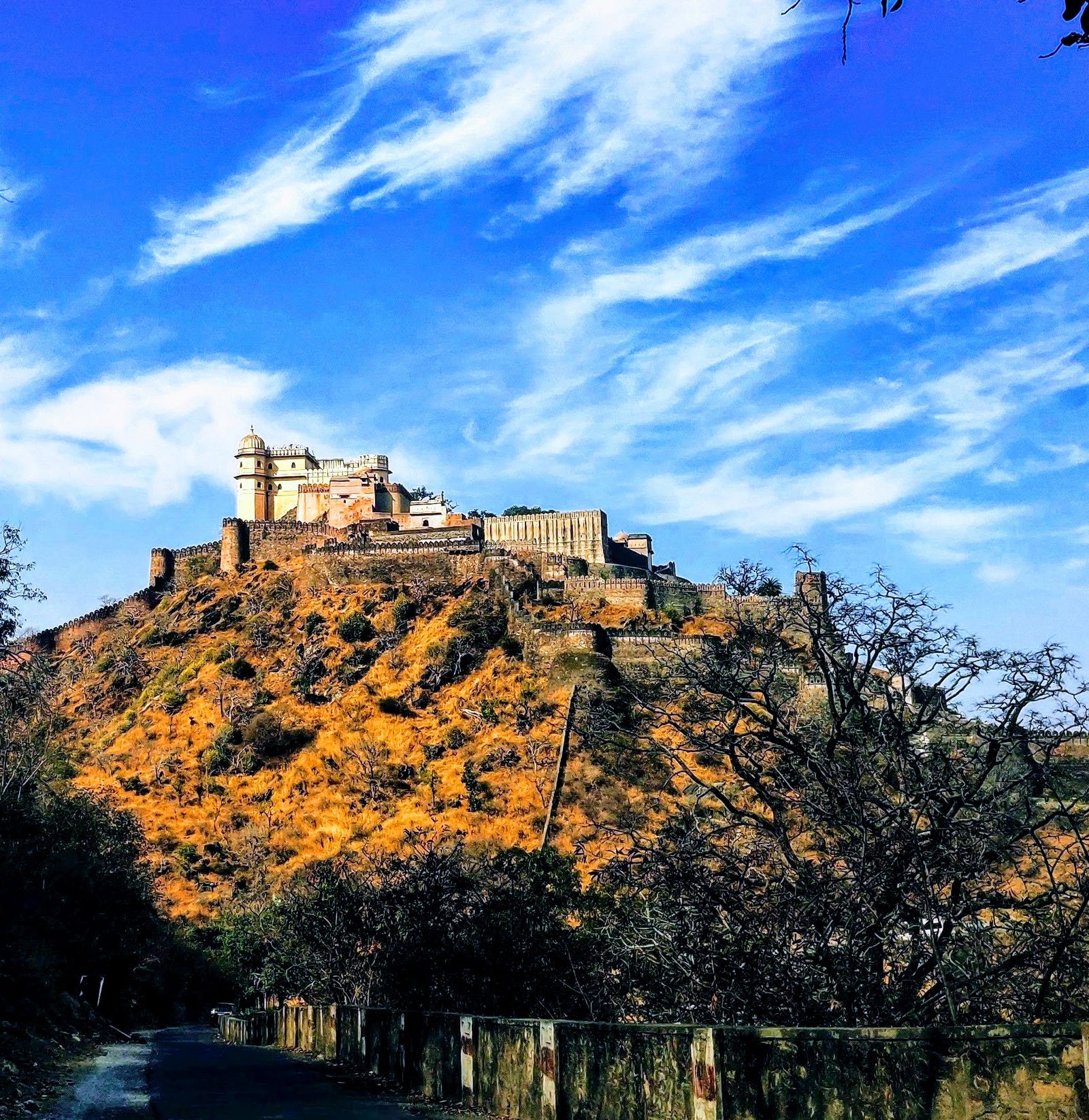 The great wall of Kumbhalgarh Fort running along the Aravalli ridges
