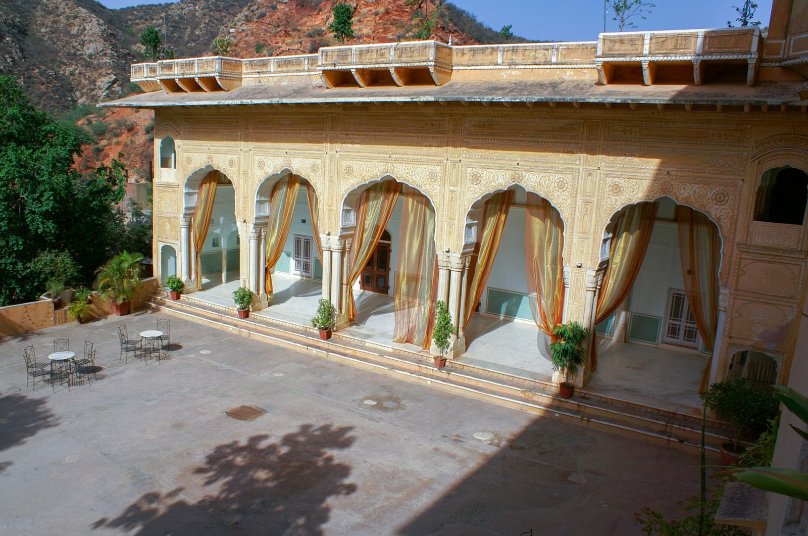 Cusped arcades around a courtyard of Samode Palace in the Aravalli hills